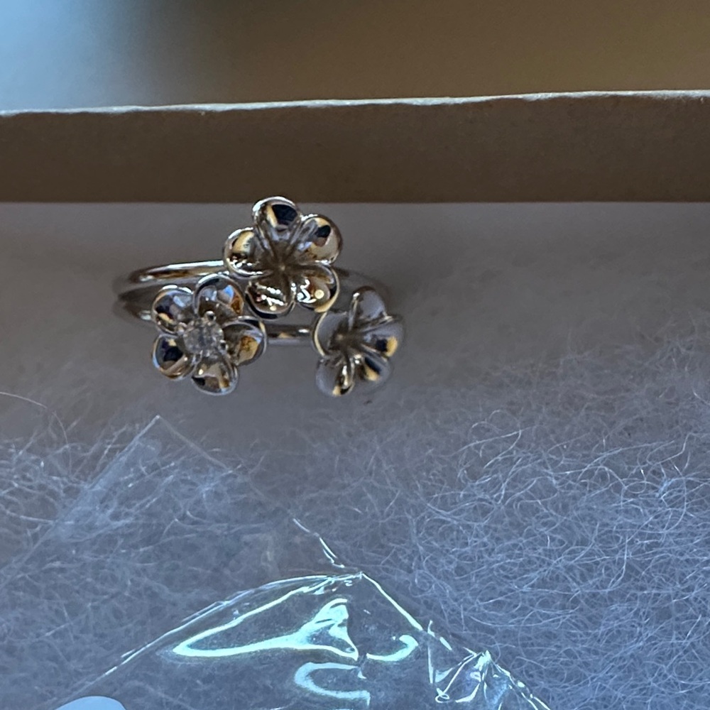 Sea Candy Triple Flower Band Sterling Silver Ring. Size 8